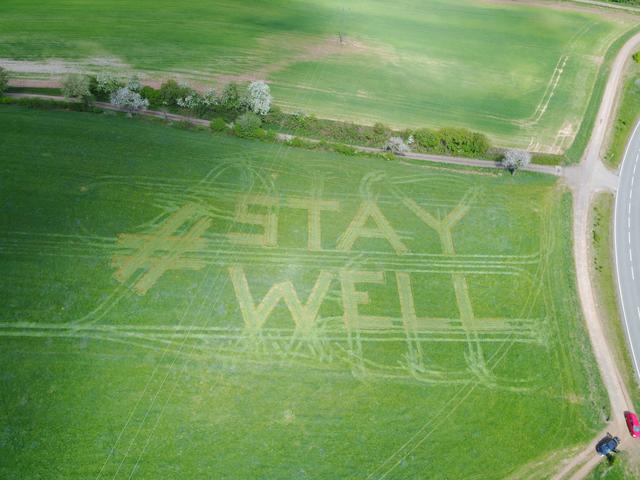15 Meter hoch, neun Meter breit: der Wunsch „bleib gesund“ von Mitarbeitern des Hofguts Neumühle in die Wiese gemäht  | Foto: Hofgut Neumühle
