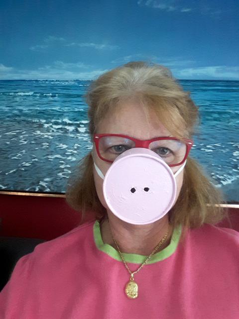 Wochenblatt-Reporterin Brigitte Melder hat sich eine zauberhafte Schweinchenmaske gebastelt.  | Foto: Melder