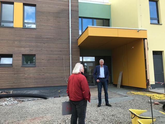 Beigeordneter Peter Kiefer (rechts) mit dem Architekten Joachim Westrich vor dem neuen Gebäude der Kita Minimax  Foto: ps