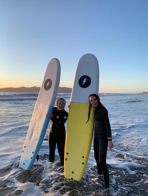 Amelie Bruhns mit ihrer Freundin Lena beim Surfen am Strand der Kapiti Küste | Foto: privat