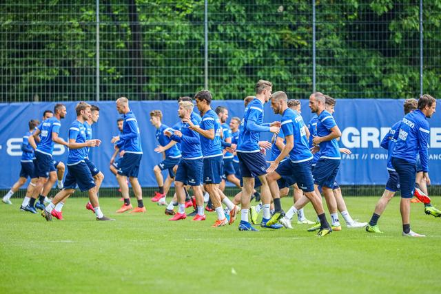 Mannschaftstraining diese Woche: Die Mannschaft wärmt sich zum gemeinsamen Training auf. | Foto: www.tmc-fotografie.de