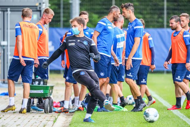 Mannschaftstraining diese Woche: Johannes Haberlandt (Funktionsteam, Physioterapeut) schießt den Ball mit Gesichtsmaske. | Foto: www.tmc-fotografie.de