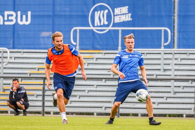 Mannschaftstraining diese Woche: Marco Thiede (KSC 21) am Ball, Lukas Grozurek (KSC 27) kommt zum Angriff. | Foto: www.tmc-fotografie.de