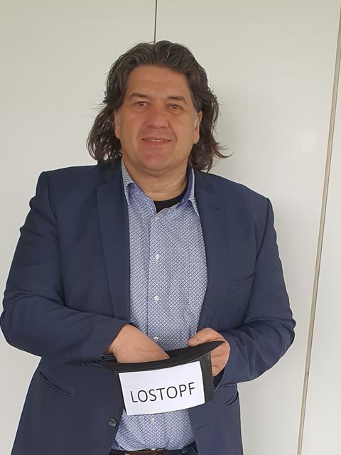 Der Kreisbeigeordnete Peter Spitzer bei der Auslosung der Gewinner | Foto: Kreisverwaltung