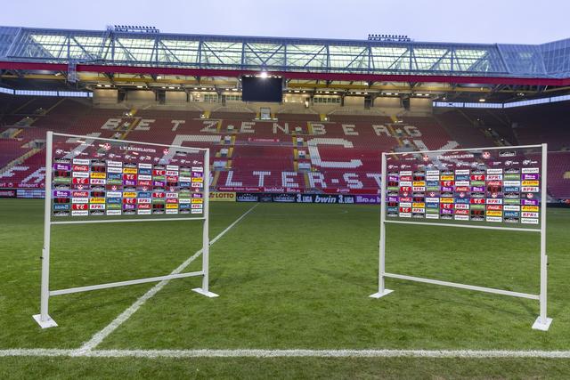 Sponsorwände vor der Südtribüne des Fritz-Walter-Stadions - hier werden die Interviews nach dem Spiel gegeben | Foto: Jens Vollmer