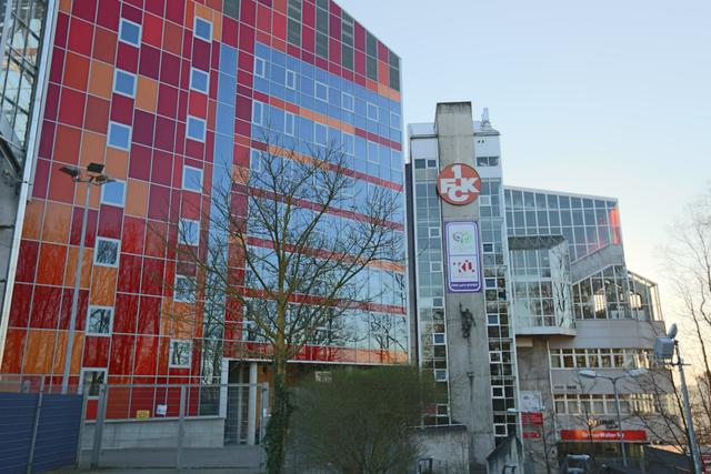 Das Ottmar-Walter-Tor,  Blick auf den Logenturm Nord-Ost, den Presseraum und Seitansicht der Nordtribüne des Fritz-Walter-Stadions auf dem Betzenberg | Foto: Jens Vollmer