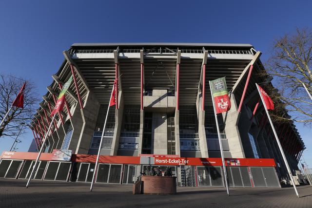 Vor dem Horst-Eckel-Tor, Westkurve des Fritz-Walter-Stadions | Foto: Jens Vollmer