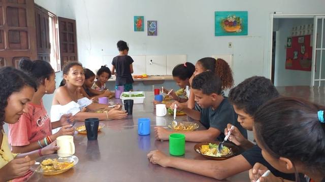 Straßenkinder beim Mittagessen bei Comviva im Haus Cedre. | Foto: ps