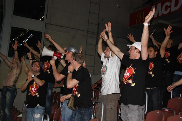 Nachts im Stadion - Aufstiegsfeier der Mannschaft 2010 nach der Flutlicht-Sendung | Foto: Jens Vollmer