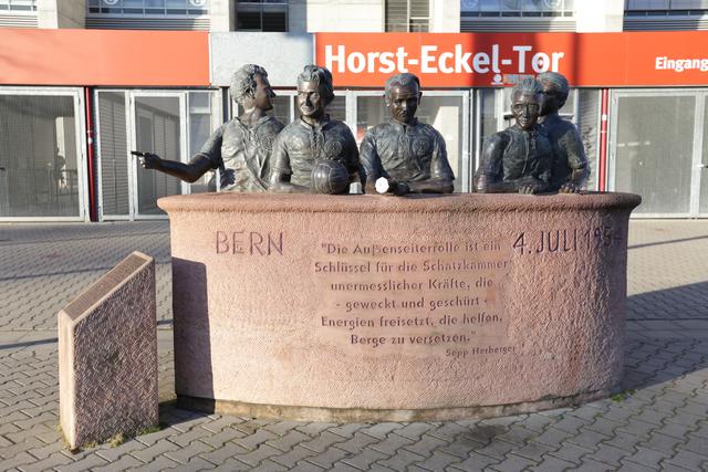 Die 5 Weltmeister aus Kaiserslautern vor dem Stadion | Foto: Jens Vollmer