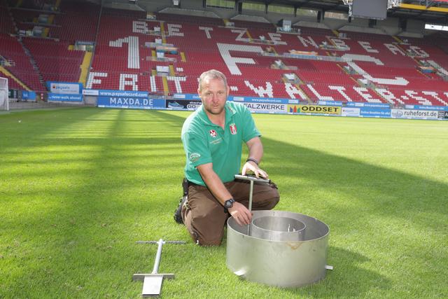Immer eine Herausforderung wegen der Verschattungen: Der Rasen im Fritz-Walter-Stadion. Greenkeeper Steffen Köhler bei der Arbeit. | Foto: Jens Vollmer