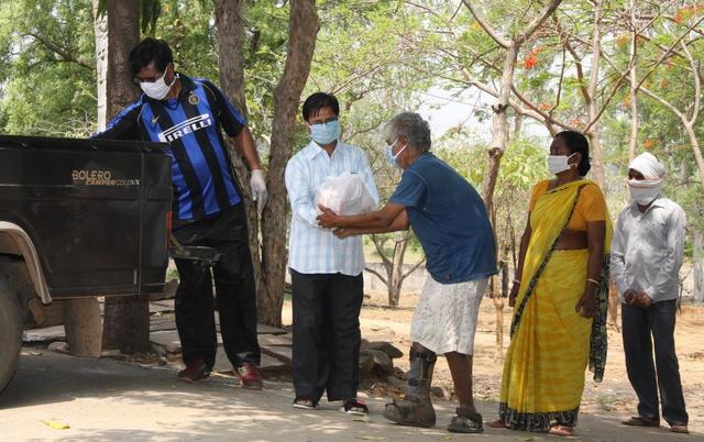 Vor Pater Franklins und Pater Agnels Haustür in Bhopal klopfen viele an. Pater Agnel, 2. v. l., der die Leitung der Indienhilfe in Bhopal übernommen hat, verteilt Essenvorräte. | Foto: ps