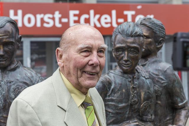 Horst Eckel vor der eigenen Statue am Tor der Westkurve | Foto: Jens Vollmer