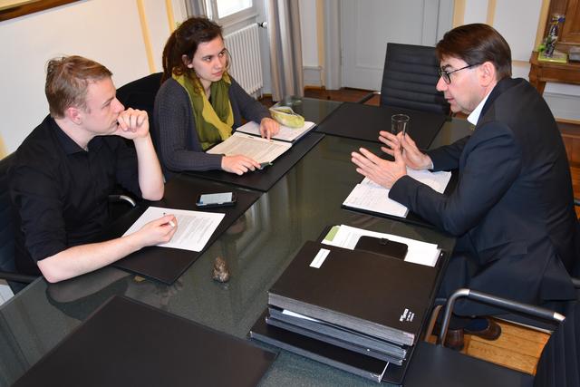 Für Oberbürgermeister Thomas Hirsch (rechts), Universitätsdezernent Lukas Hartmann und Universitätsbeauftragte Hannah Trippner sind in Sachen Universitätsfusion noch viele Fragen offen.