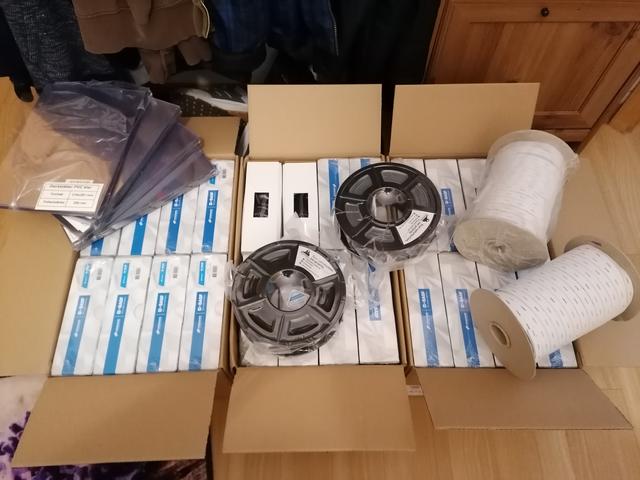 Nachschub für die Visierproduktion ist bei Thorsten Thull eingetroffen | Foto: Thull