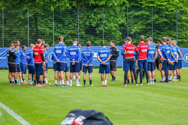 Mannschaftstraining diese Woche: Christian Eichner (KSC Trainer) spricht mit der Mannschaft zu Trainingsbeginn. | Foto: www.tmc-fotografie.de
