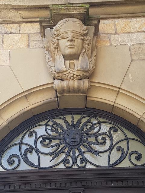 Justitia (Göttin der Gerechtigkeit) über der Eingangstür des ehem. Amtsgerichtes -bis 1968- in Obermoschel  | Foto: Arno Mohr, Unkenbach 