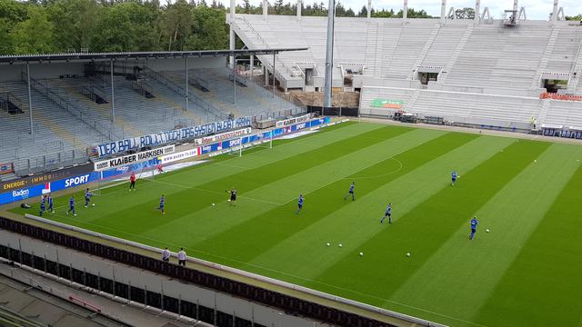 Der KSC kommt auf den Platz | Foto: jowapress.de