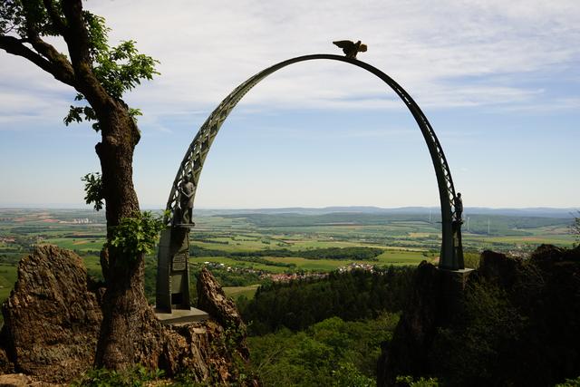 Der Adlerbogen mit Blick über das frühsommerliche Donnersbergerland | Foto: Stephen Wüstenberg Photographie - Wartenberg-Rohrbach