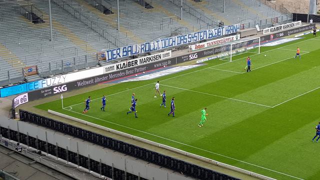 Motiviert zeigen sich die Spieler beim Gang aus der Kabine | Foto: jowapress.de
