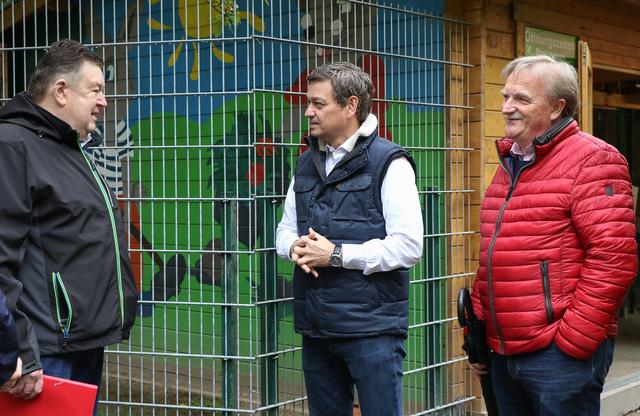 Spitzenkandidat und Fraktionsvorsitzender der rheinland-pfälzischen CDU, Christian Baldauf im Gespräch mit Peter Tiesler, dem ersten Vorsitzenden des Vogelschutz- und Zuchtvereins Schifferstadt - rechts der Landtagsabgeordnete Michael Wagner