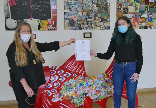  Eva Wenzel-Staudt, Schulleiterin des Albert-Schweitzer-Gymnasiums,  überreicht die Urkunde an Jana Crolly. | Foto: ASG