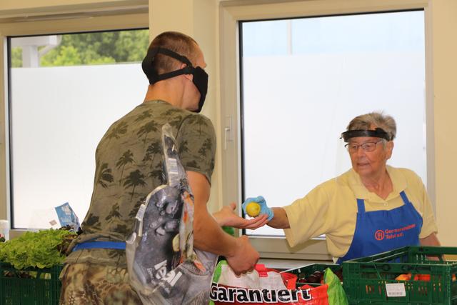 Die ersten Einkäufer nach der Corona-Pause bei der Tafel Germersheim - auf Abstand und Maske wird geachtet | Foto: Heike Schwitalla