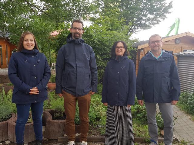 Im Caritas-Förderzentrum St. Martin stellen die Mitarbeiter Constanze Still, Sebastian Rauch, Petra Grünfelder und Klaus Wagner (von links) die gespendeten Jacken vor | Foto: PS