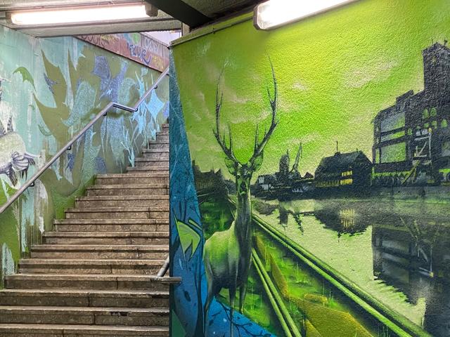 Trist &amp; grau ist anders: ansprechende Farben, ansprechende Motive - in diesem Fall der Hirsch als Symbol von Karlsruhe-Mühlburg. | Foto: Alessa Becker 