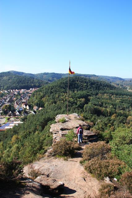 Der erste Anstieg auf den Nedingfelsen wird mit einer sensationellen Aussicht belohnt - Schusterpfad Hauenstein | Foto: Jens Vollmer
