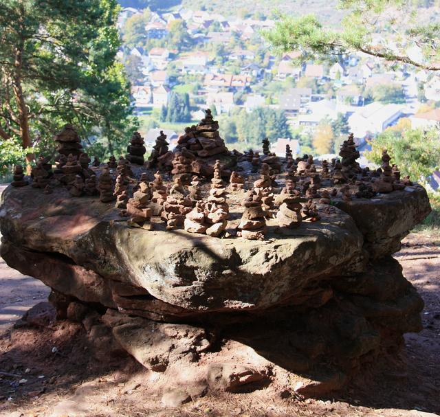 Felsentisch mit Aussicht auf dem Premiumwanderweg Schusterpfad Hauenstein | Foto: Jens Vollmer