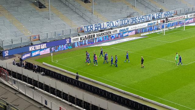 Die siegreiche Mannschaft geht vom Platz | Foto: jowapress.de