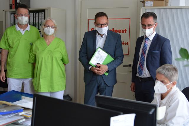 Dr. Christian Jestrabek, Dr. Anette Georgens, Dr. Alexander Wilhelm und Christoph Buttweiler (von links) beim Rundgang durch das Germersheimer Gesundheitsamt. | Foto: ps