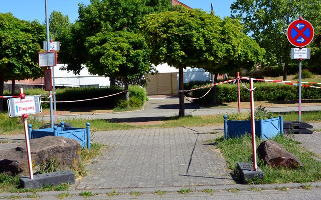 07.05. Eingang zur Infektambulanz am Bürgerhaus in Jockgrim. Das Wartezelt vor dem Bürgerhaus ist inzwischen wieder abgebaut.