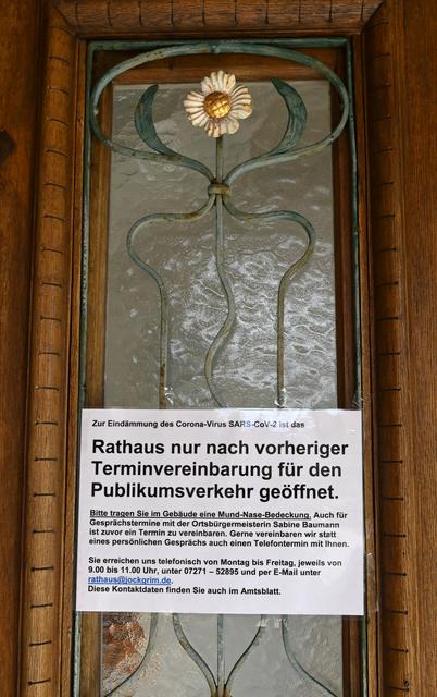 11.06. am Rathaus der Ortsgemeinde in Jockgrim. Die Regeln wurden gelockert.