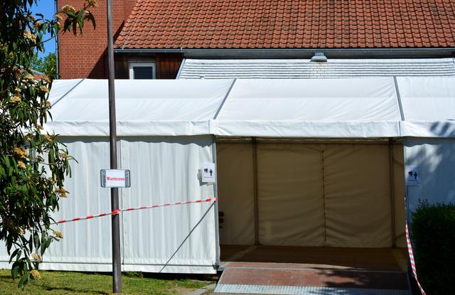 07.05. Eingang zur Infektambulanz in Jockgrim am Bürgerhaus. Das Wartezelt vor dem Bürgerhaus ist inzwischen wieder abgebaut.