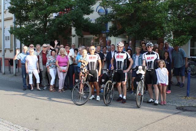 Der Tourstart 2019 fand wie gewohnt im Kreise der Familien, Freunde und Kollegen der SEW statt. Vom Rathaus Mingolsheim starteten die Radler in Richtung Dresden. Die 22. Tour (in diesem Jahr wäre es nach Salzburg gegangen) wird Corona-bedingt auf 2021 verschoben.  | Foto: ris