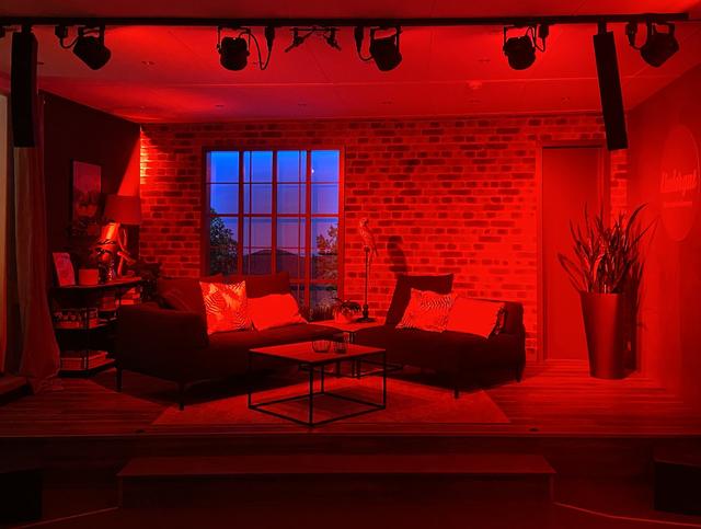 Das RPR1.Wohnzimmer war rot beleuchtet. | Foto: RPR1