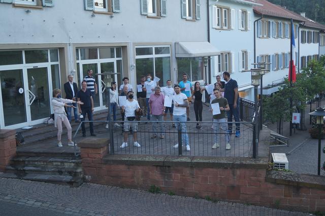 Die Absolventen feiern ihren Erfolg Foto:ps