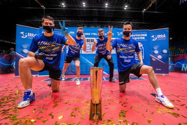 Siegerehrung etwas anders. Der erste in Deutschland sportlich ermittelte Meister in Corona-Zeiten ist gekürt: Der 1. FC Saarbrücken TT hat sich am Sonntag im Liebherr TTBL-Finale durchgesetzt und damit erstmals die Meisterschaft in der Tischtennis Bundesliga (TTBL) errungen. In der Wiederauflage des Vorjahresduells gab es ein 3:1:
Hugo Calderano – Patrick Franziska 2:3 (3:11, 11:6, 10:12, 11:9, 10:12)
Simon Gauzy – Shang Kun 1:3 (8:11, 7:11, 11:9, 10:12)
Jakub Dyjas – Darko Jorgic 3:1 (11:9, 12:10, 12:14, 11:3)
Hugo Calderano – Shang Kun 0:3 (9:11, 6:11, 9:11) | Foto: BeLa-Sportfoto