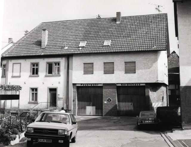 Altes Feuerwehrhaus Grünwettersbach
Das Gerätehaus der Feuerwehr Grünwettersbach stand am Pfeilerweg gegenüber dem Rathaus. Es wurde im Jahre 1981 abgerissen.
 | Foto: Feuerwehr Wettersbach