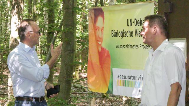Landrat Dr. Fritz Brechtel und Ortsbürgermeister Gerald Job im Gespräch über die Auszeichnung für den Walderlebnispfad | Foto: Heike Schwitalla