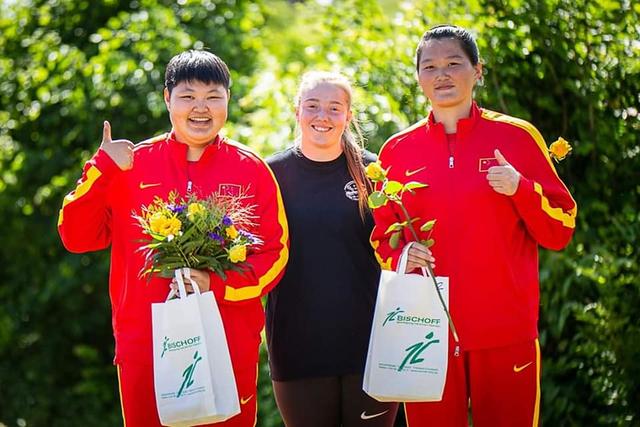 Samantha Borutta (Bildmitte) beim Hammerwurfmeeting in Fränkisch-Crumbach (Foto Samantha Borutta)