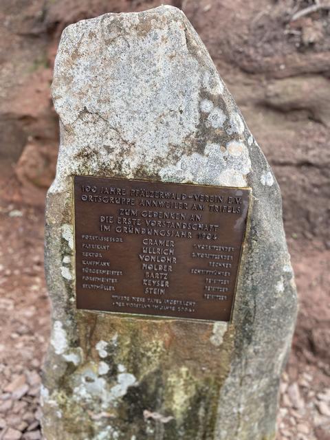 Der Gründungsstein des PWV Annweilerwurde von seinem wenig beachteten Standplatz im Dickicht  am Umsetzer nun an die Holderquelle umgelagert.  2004 zum 100-jährigen Bestehens des Vereins war der Stein errichtet worden. Die Tafel enthält die Namen und Funktionen der Gründungsmitglieder 1904. Heinrich Holder war einer von ihnen. | Foto: PWV Annweiler