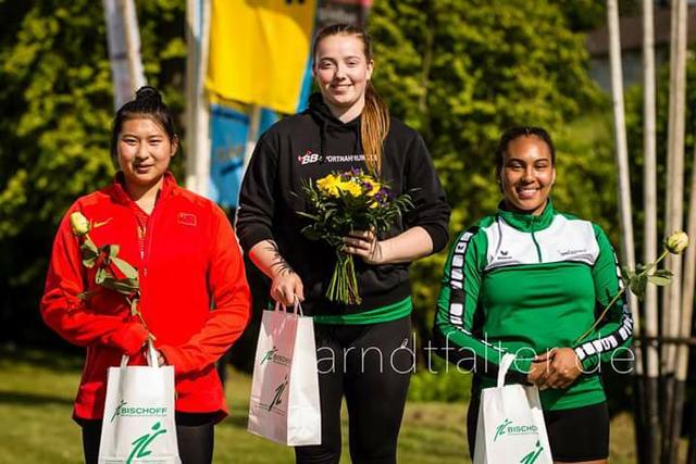 Samantha Borutta (Bildmitte) beim Hammerwurfmeeting in Fränkisch-Crumbach (Foto Samantha Borutta)