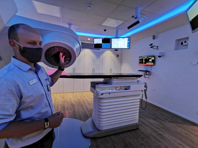 MTRA Ludwig Hotzel zeigt die Funktion des Linearbeschleunigers im neuen Zentrum für Strahlentherapie in Pirmasens. Foto: Kling-Kimmle