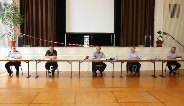 Informierten über den Corona-Ausbruch in Schwegenheim: Mike Schönlaub, Kreisfeuerwehrinspekteur, Dr. Matthias Wölfel, Amtsarzt Landrat Dr. Fritz Brechtel, Bodo Lutzke, Bürgermeister der Ortgemeinde Schwegenheim und Frank Leibeck, Bürgermeister der Verbandsgemeinde Lingenfeld