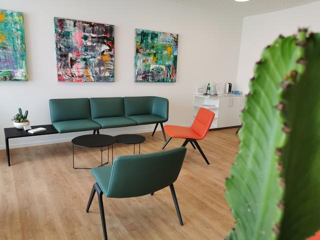 Kunst im Wartezimmer soll eine freundliche Atmosphäre schaffen. Foto: Kling-Kimmle