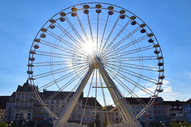 Das neue „Landau Eye“ auf dem Rathausplatz in der Morgensonne.