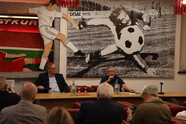 Udo Scholz als Moderator bei der Präsentation von Ronnie Hellströms Buch in Kaiserslautern in der Ronnie Hellström Lounge | Foto: Jens Vollmer